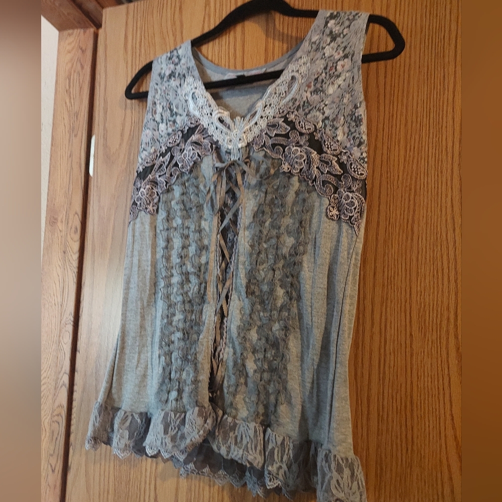 NWOT BEAUTIFUL VICTORIAN TOP